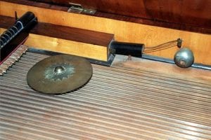 Percussion mechanism in the Guggenberger fortepiano.
